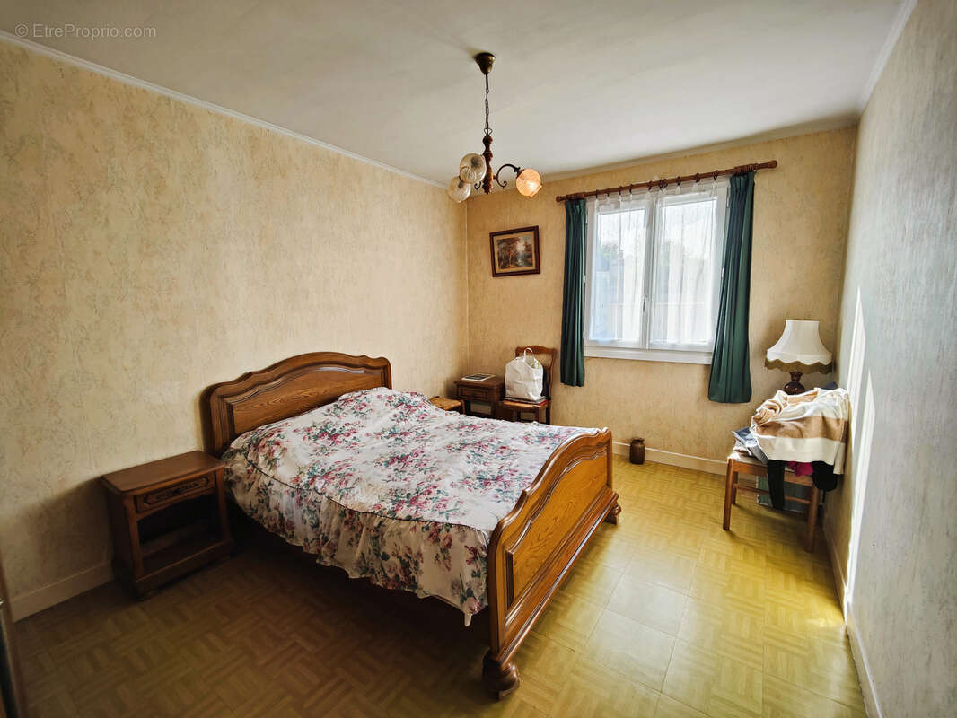 Maison à LAROCHE-SAINT-CYDROINE