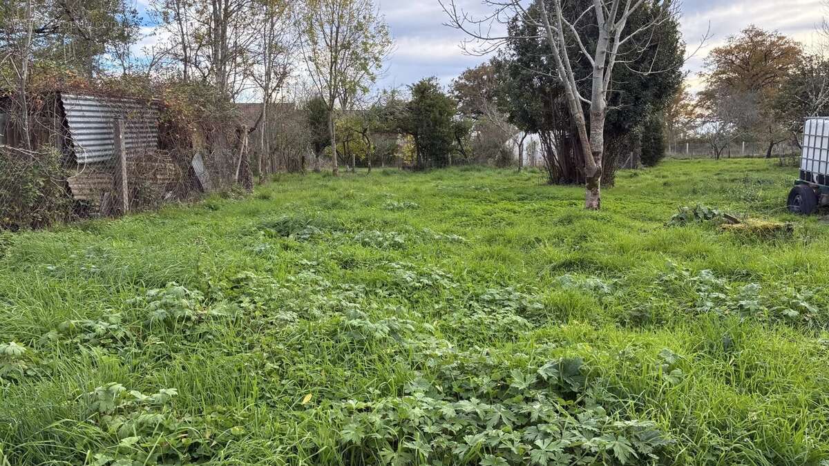 Petite maison de hameau avec une grange et un terrain - photo 16