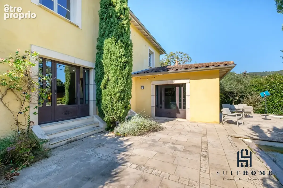 A vendre maison 175 m²  à Saint Romain Au Mont D Or, piscine et terrain clos et arboré - photo 10