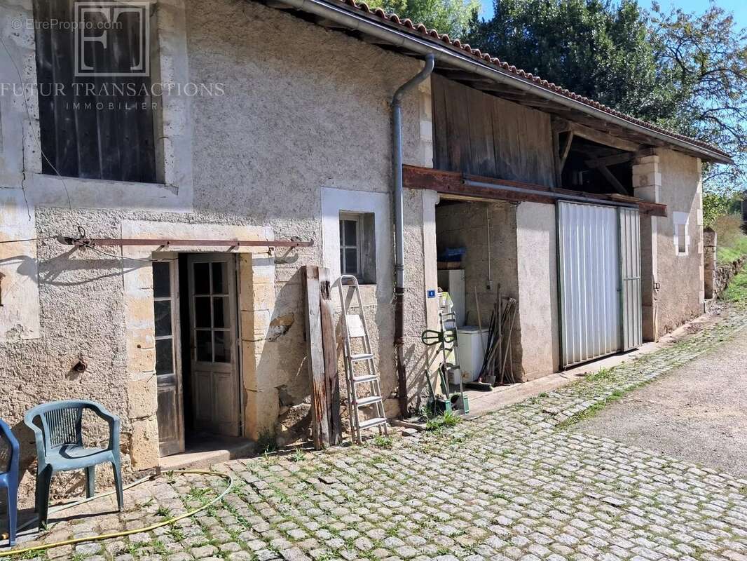 Maison à SAINT-MARTIAL-DE-VALETTE