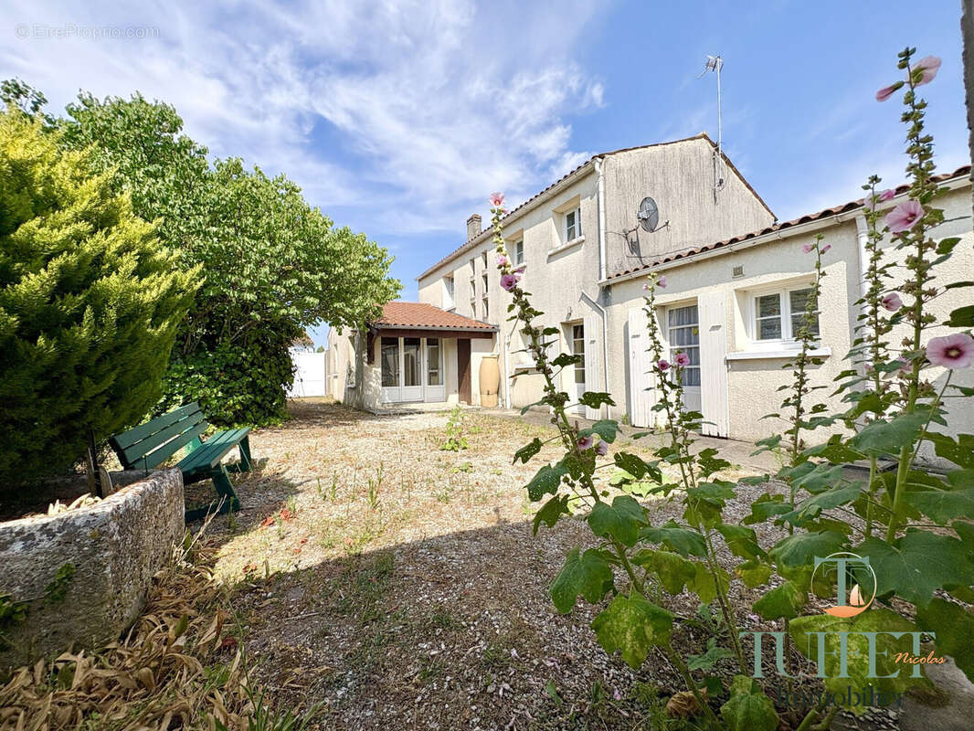 Maison 200 m² à Saint-Just-Luzac  - photo 2