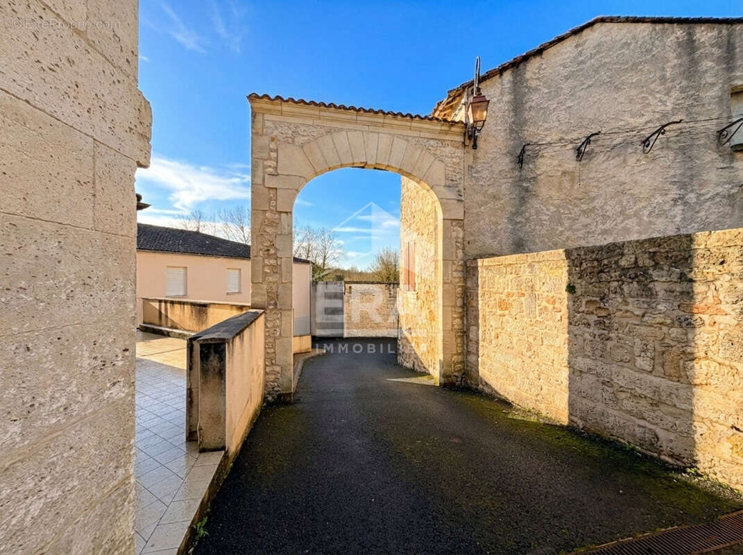Appartement à ROULLET-SAINT-ESTEPHE