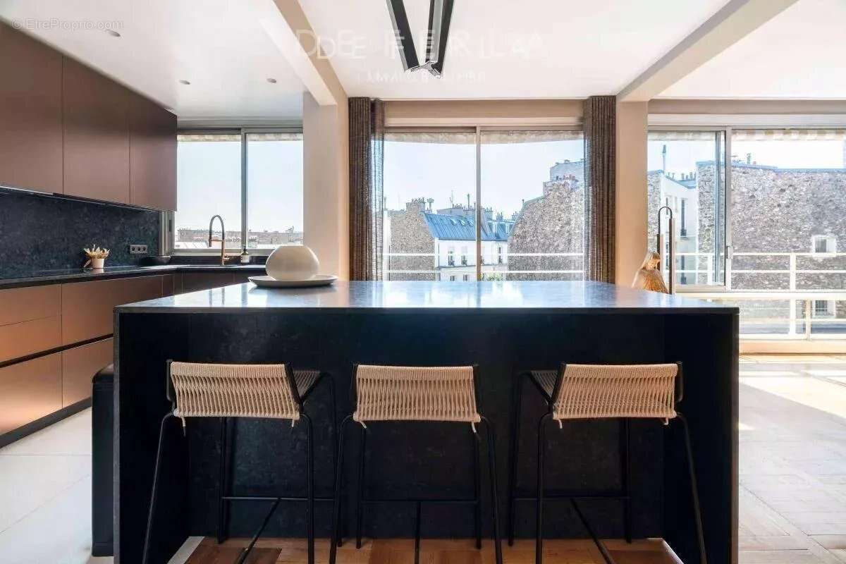 Appartement à PARIS-16E