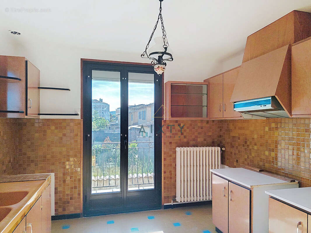 Maison à LE PUY-SAINTE-REPARADE