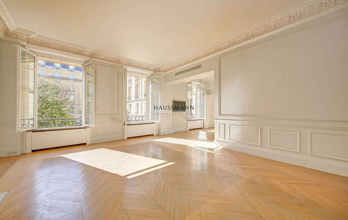 Appartement à PARIS-8E