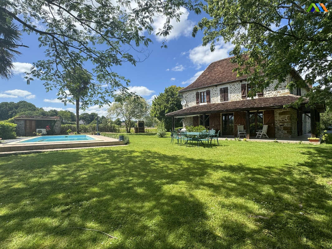 Maison 235 m² à Sauveterre-De-Bearn  - photo 2