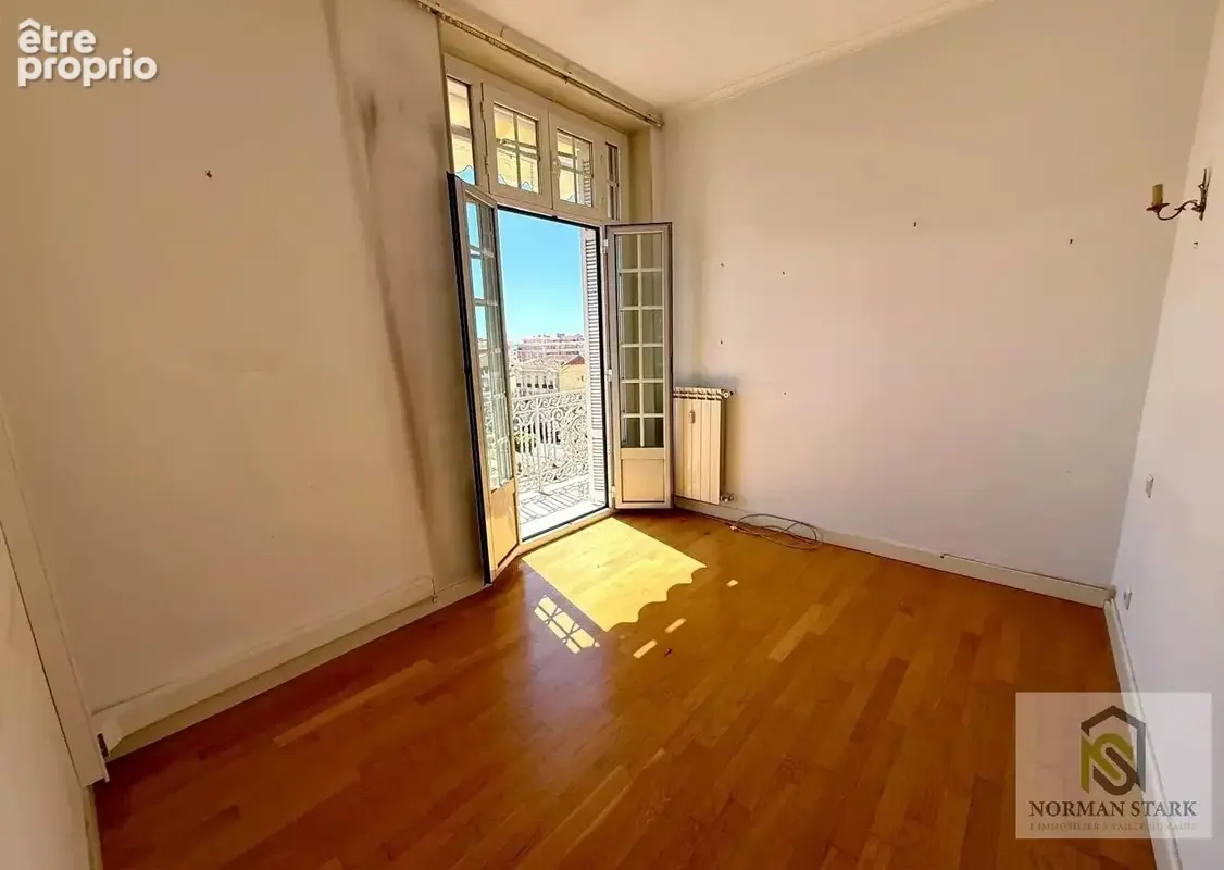 Menton Carré d’Or – 4 pièces lumineux de 95 m² à réaménager au dernier étage d’un ancien palace, à deux pas des plages et du cen - photo 4