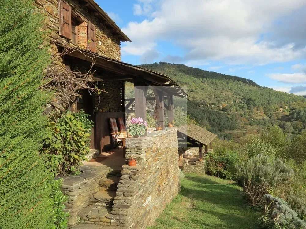 Maison à SAINT-GERMAIN-DE-CALBERTE