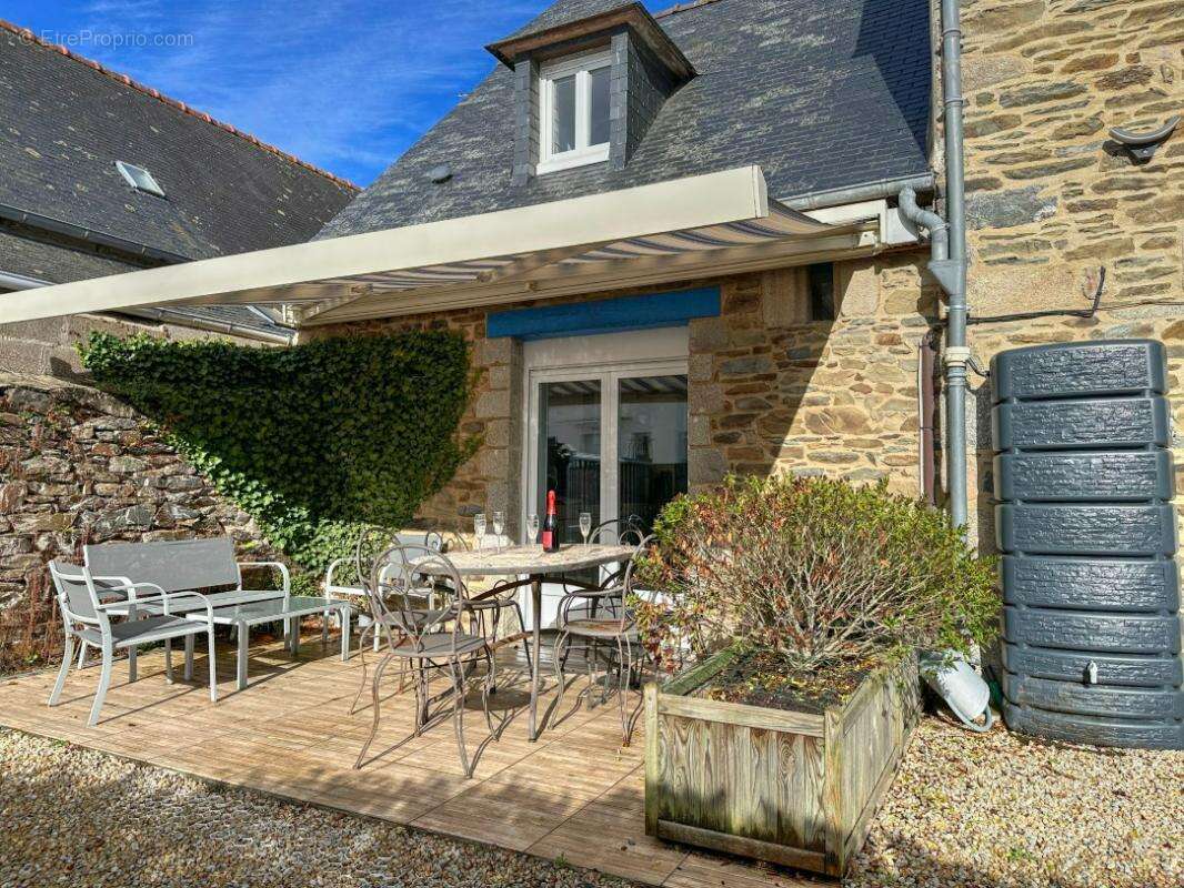 Maison à LA ROCHE-DERRIEN