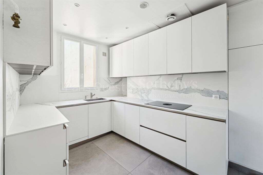 Appartement à PARIS-8E