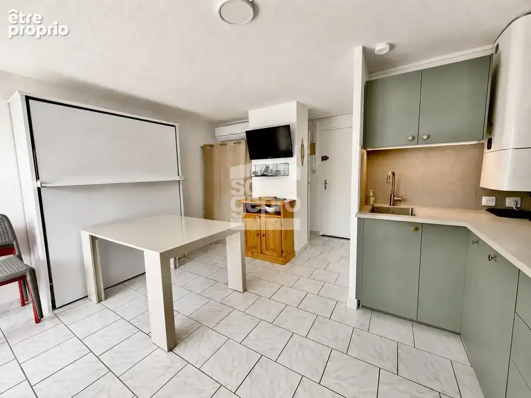 Réf : 2318 - Studio Cabine avec jardin terrasse parking et cellier Mont Saint-Martin Cap d'Agde ! - photo 3