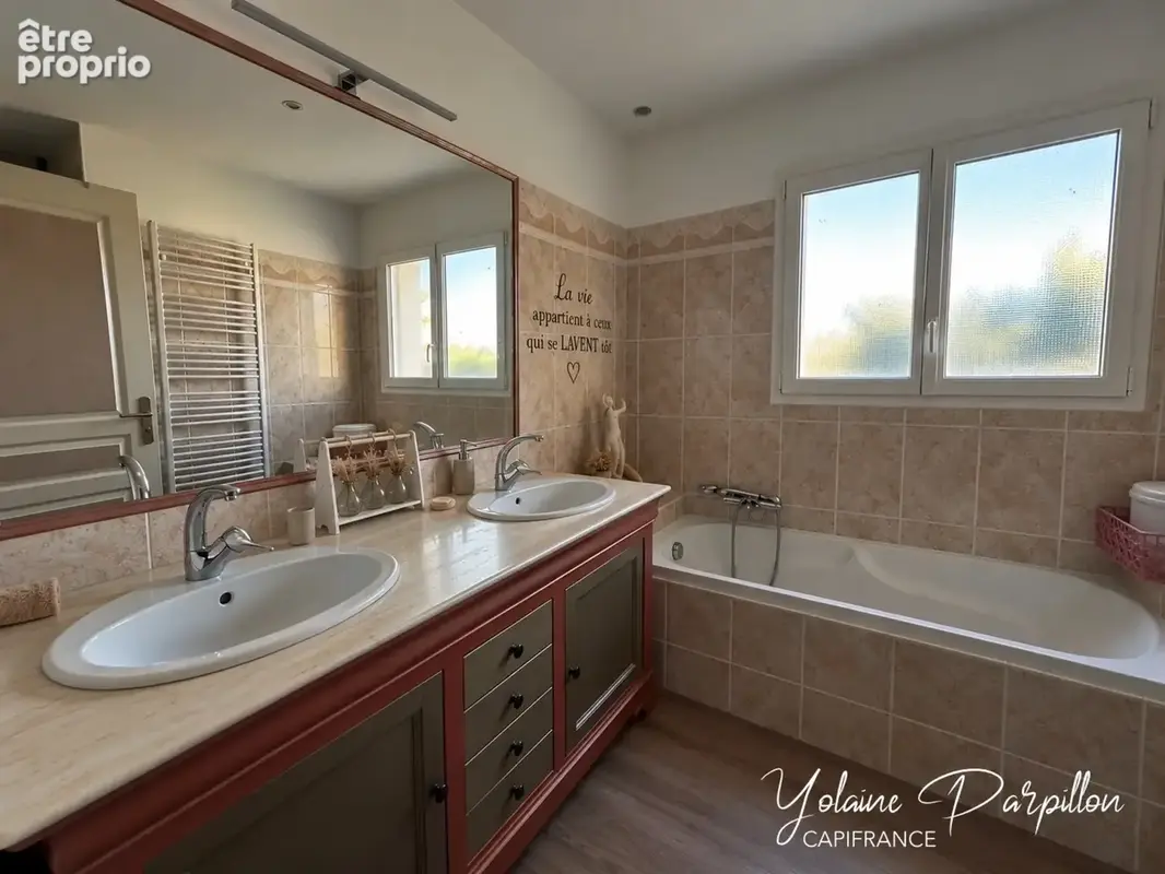 Maison de plain-pied offrant 4/5 chambres avec piscine sur 2000 m² aux BROUZILS (85) - photo 8
