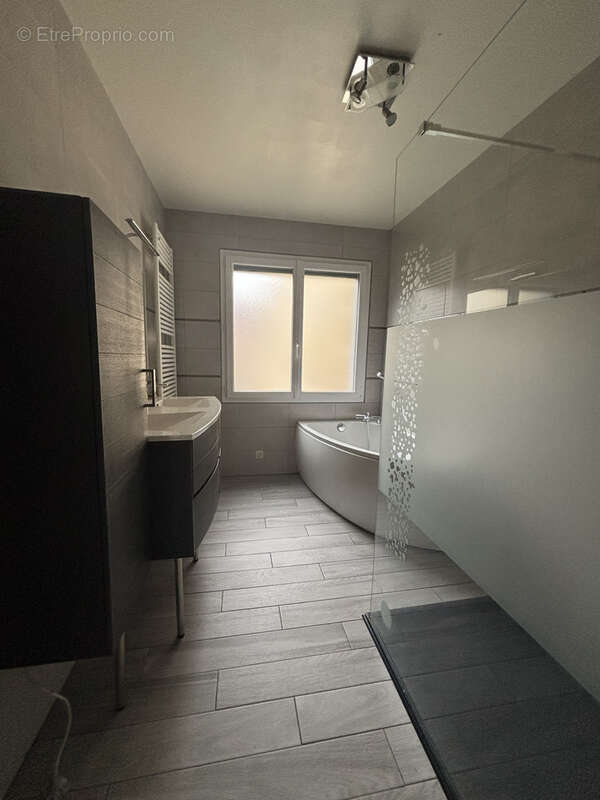 CHATILLON SUR SEINE : proche du centre ville ,maison rénovée de 120 m2 avec grange de 100m2 et cour - photo 16