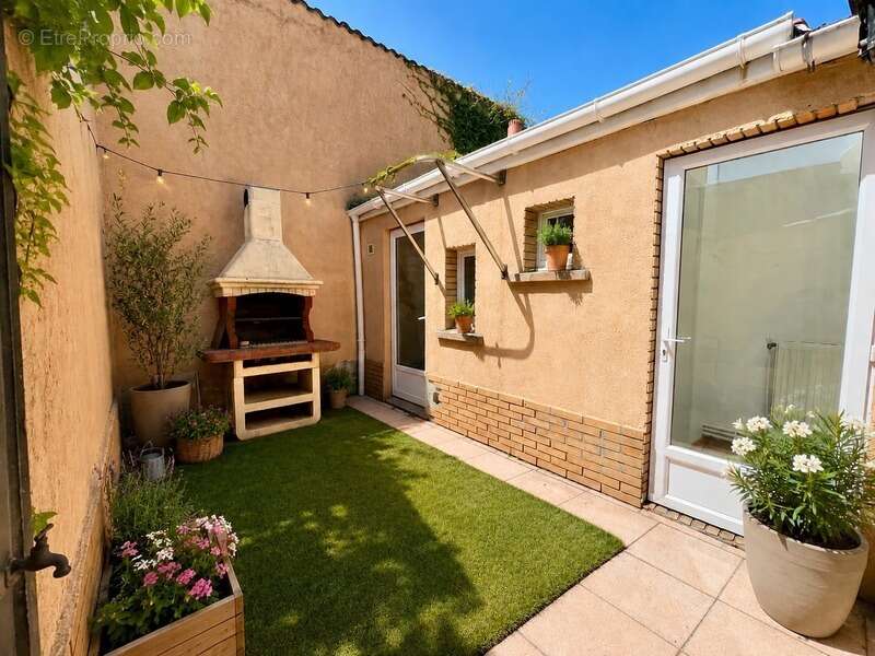 Maison à vendre 3 pièces CALAIS (62), 87m2 , 2 chambres ( possible trois),  cour , rue calme proche centre ville et autoroute - photo 9