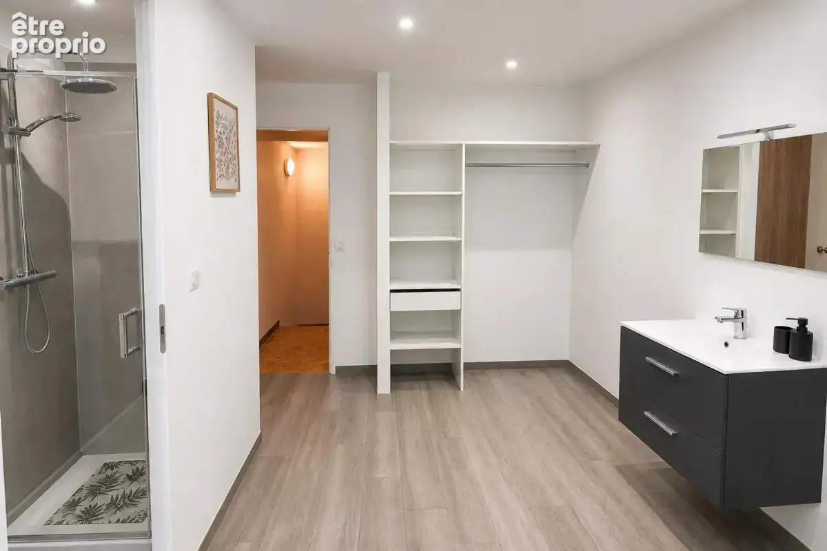 Immeuble en monopro boutique avec logement T3 à Vals-les-Bains - photo 8