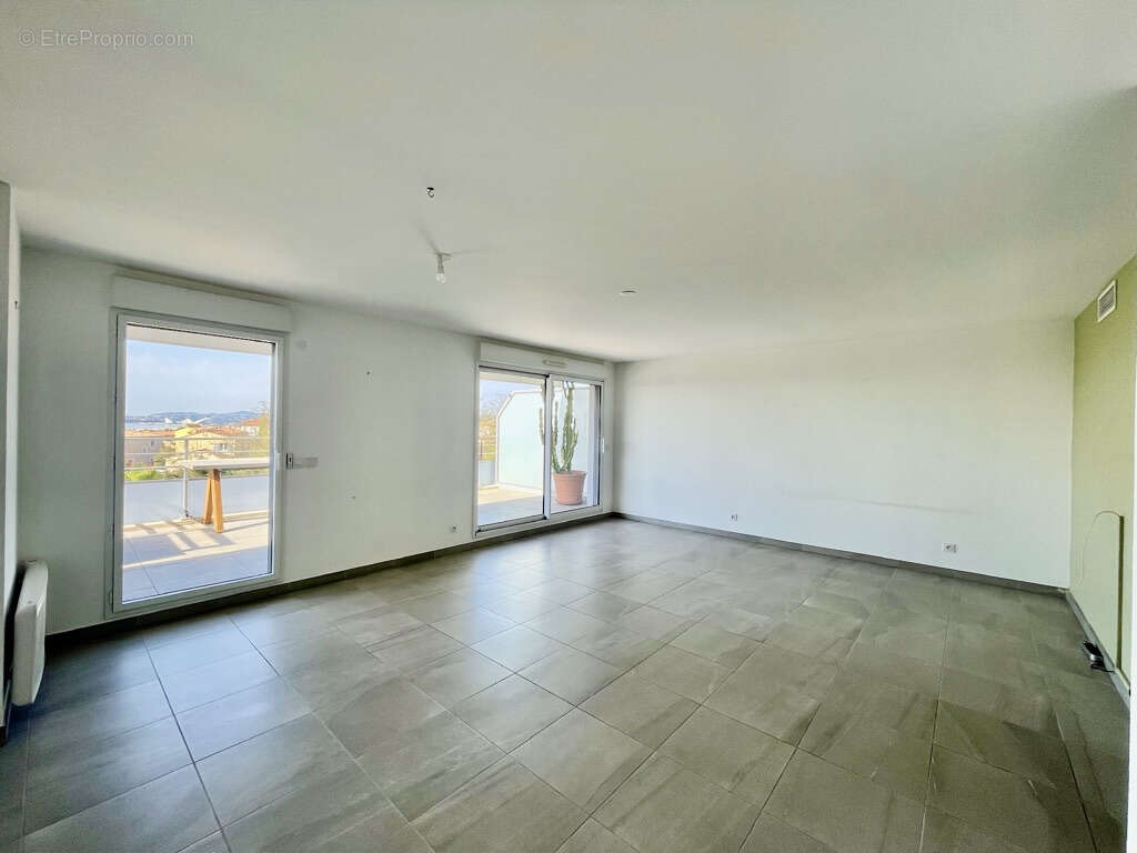 Appartement à SAINT-LAURENT-DU-VAR