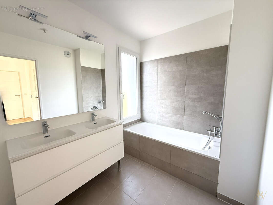 OFFRES EXCLUSIVES pour ce Joli T3 - lumineux et vue Grimaud à Cogolin 2 - Appartement à COGOLIN