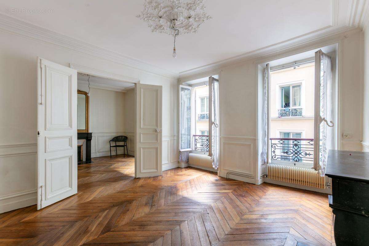 Paris 18e   Petite Carrière  Duplex à créer  6 pièces 4 ch - photo 2