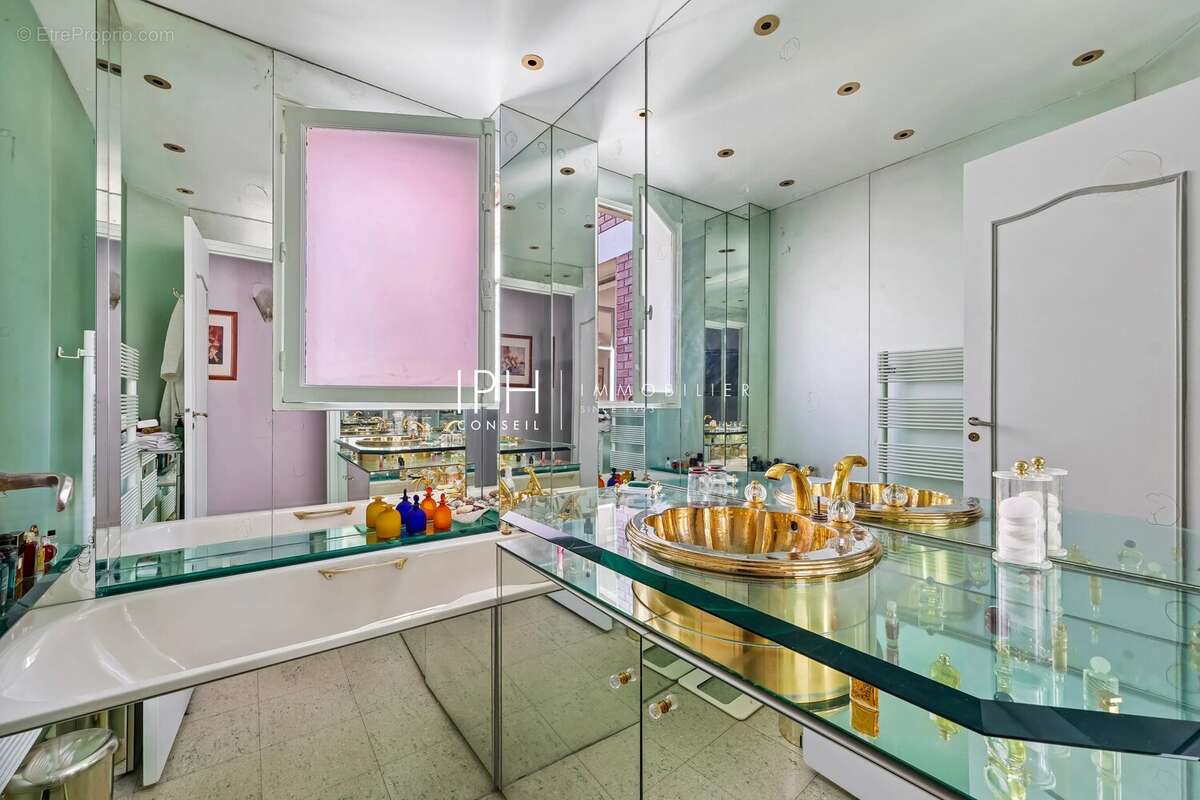 Appartement à NEUILLY-SUR-SEINE