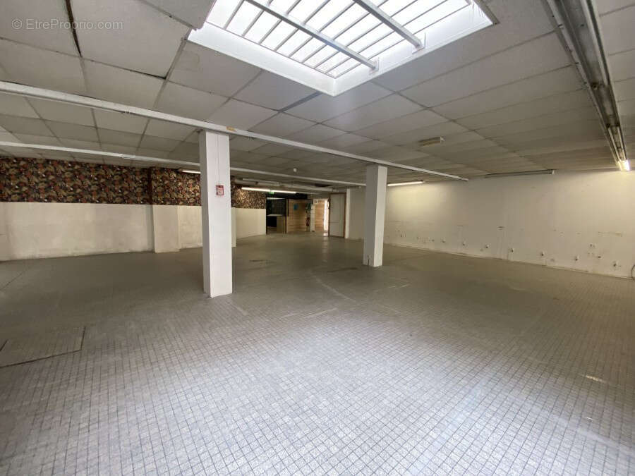 A Vendre -Local Commercial de 830 m2 avec sous-sol de 450 m2 en plein Centre-ville. - photo 3