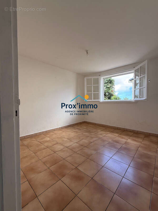 Maison 64 m² à Le Tampon  - photo 9