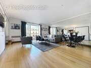 Appartement à PARIS-8E