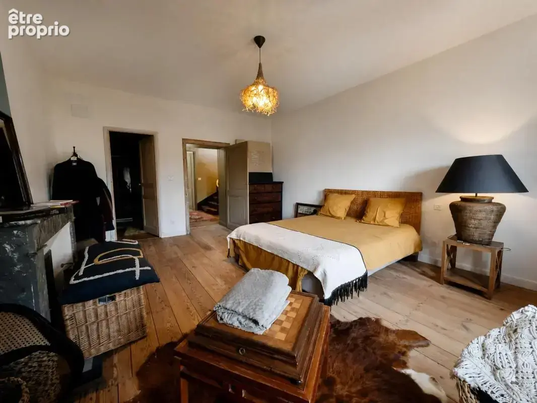 Jonzac – Une demeure unique en cœur de ville - photo 9