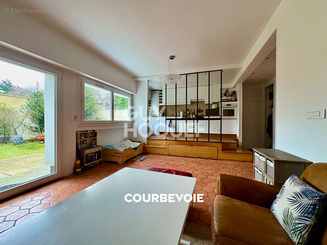 Appartement à COURBEVOIE