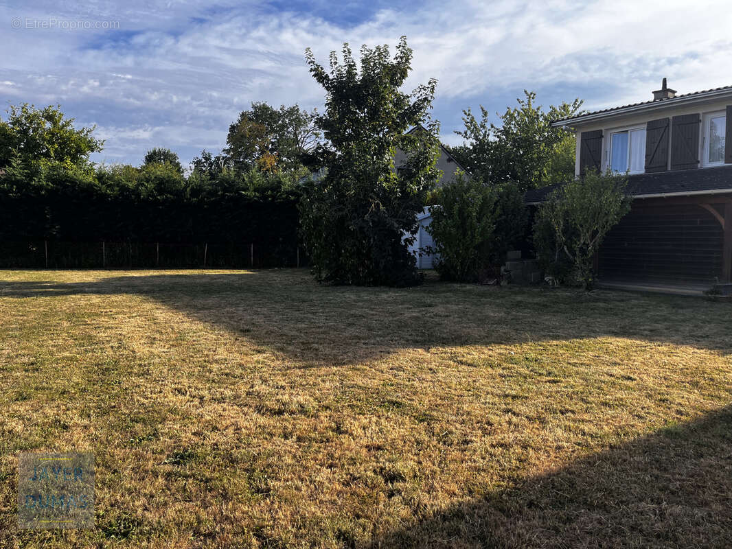 SAINT-GERMAIN-DU-PLAIN - Maison sur sous-sol avec véranda et 1 950 m2 de terrain - photo 19