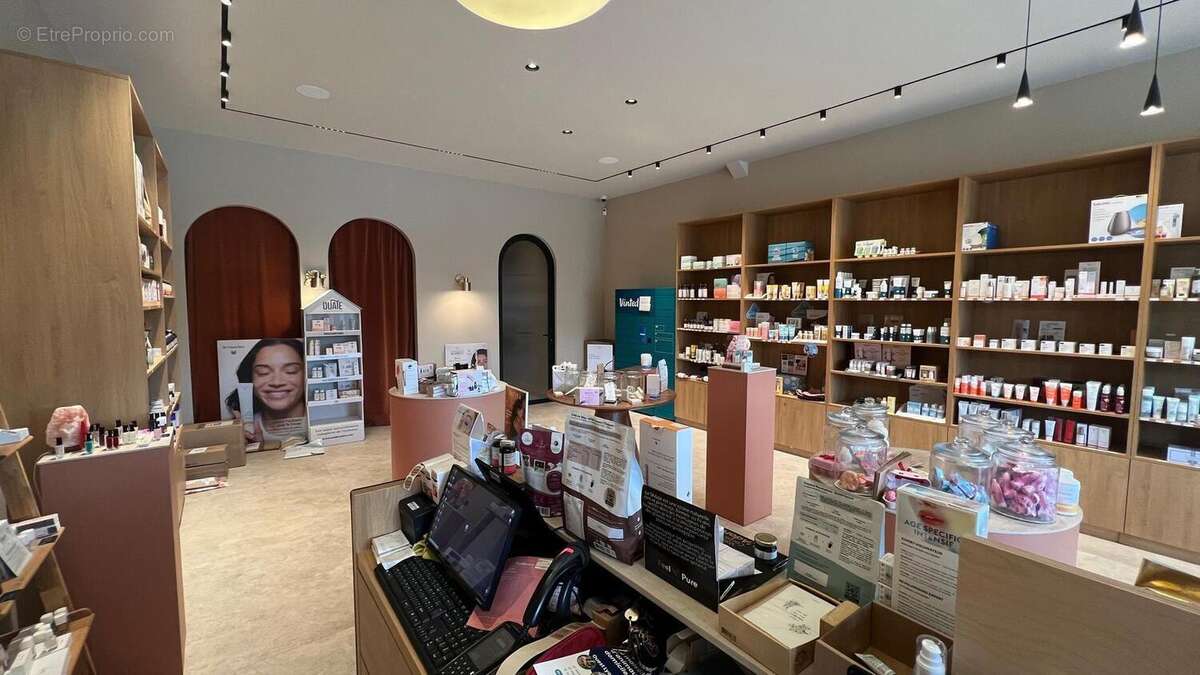 Photo 3 - Commerce à LA TOUR-DE-SALVAGNY