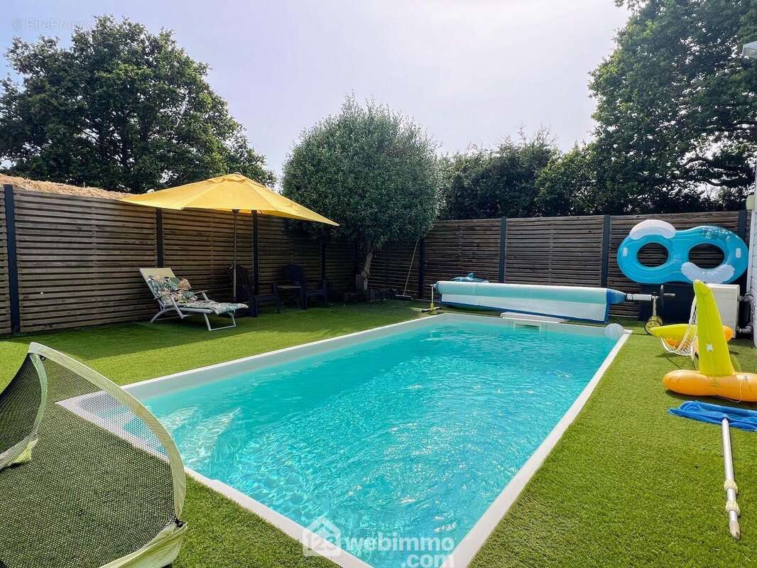 ... et un piscine 6 m x 3 m et son espace de détente agréable. - Maison à SAINT-MARTIN-DU-FOUILLOUX