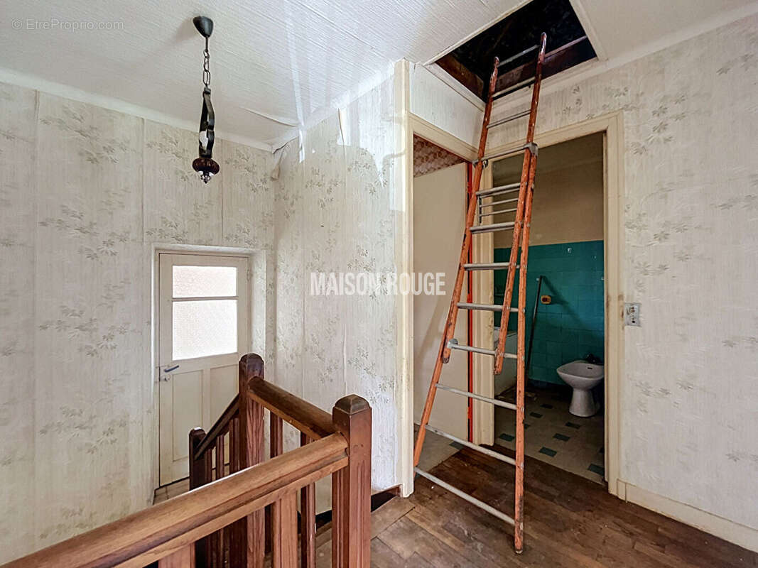 TRESSE - Maison en pierre à rénover avec jardin de 900 m², garage et beau potentiel d'aménagement - photo 8