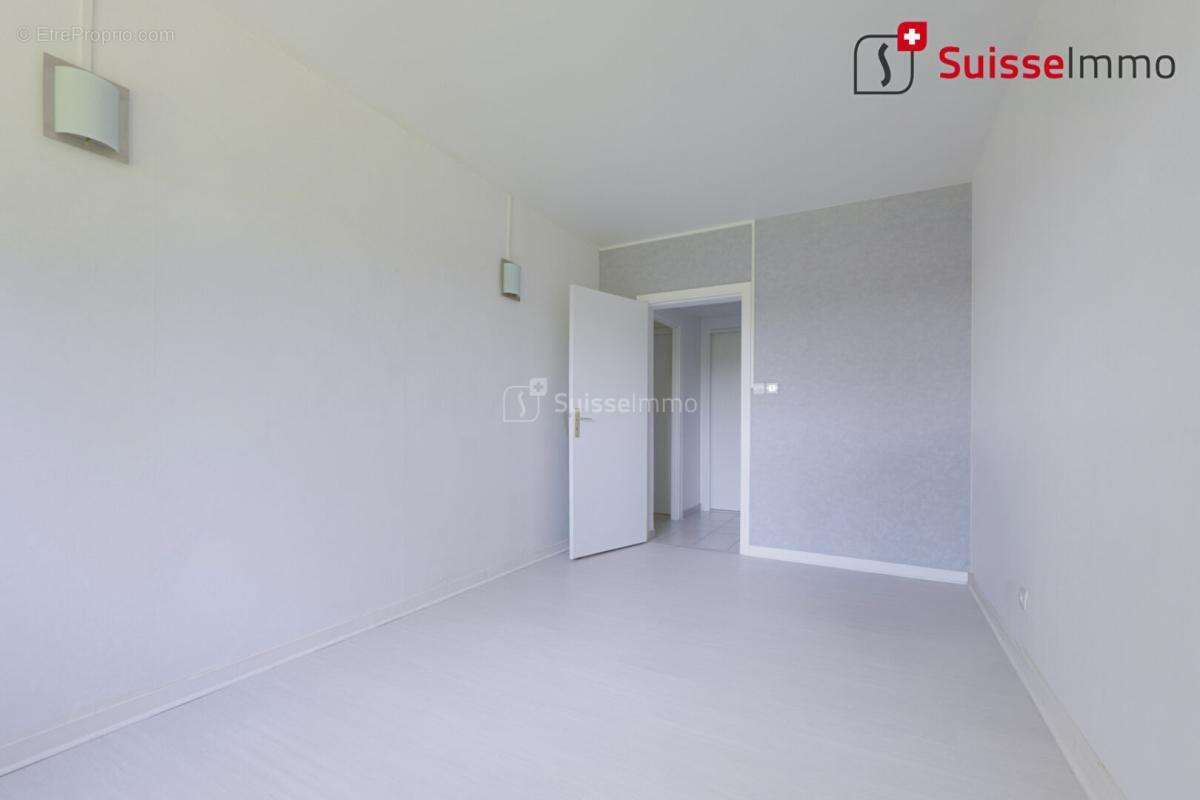 Au coeur d'un parc de 5 hectares, appartement 4 pièces en RDC - photo 10