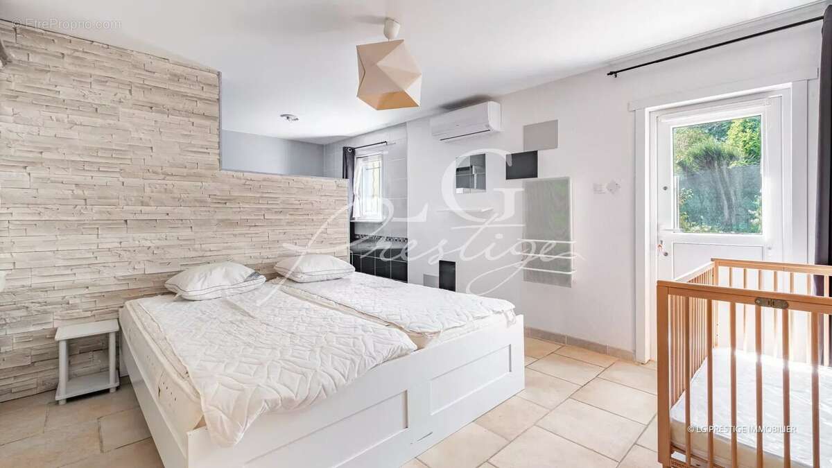Villa de plain-pied avec piscine avec 5 000 m² de terrain - photo 9