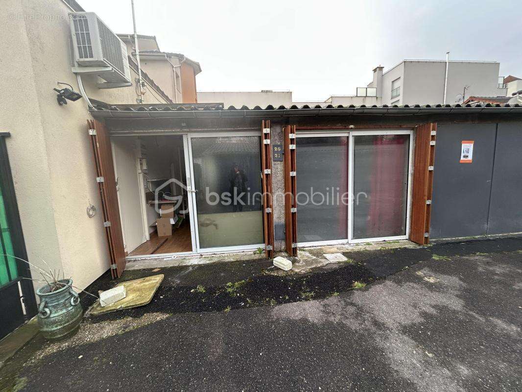 IDEAL AU INVESTISSEUR  2 STUDIO 11M² CHACUN  dans une allée de box sécurise très  proche du TRAM T9 (5 minute à pied) LE PRIX NE - photo 5