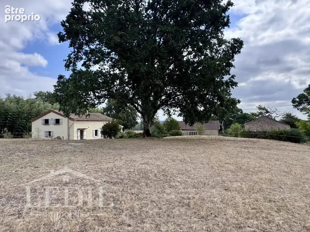 Propriété de caractère sur 2,5 ha avec vue, deux habitations et dépendances - photo 8