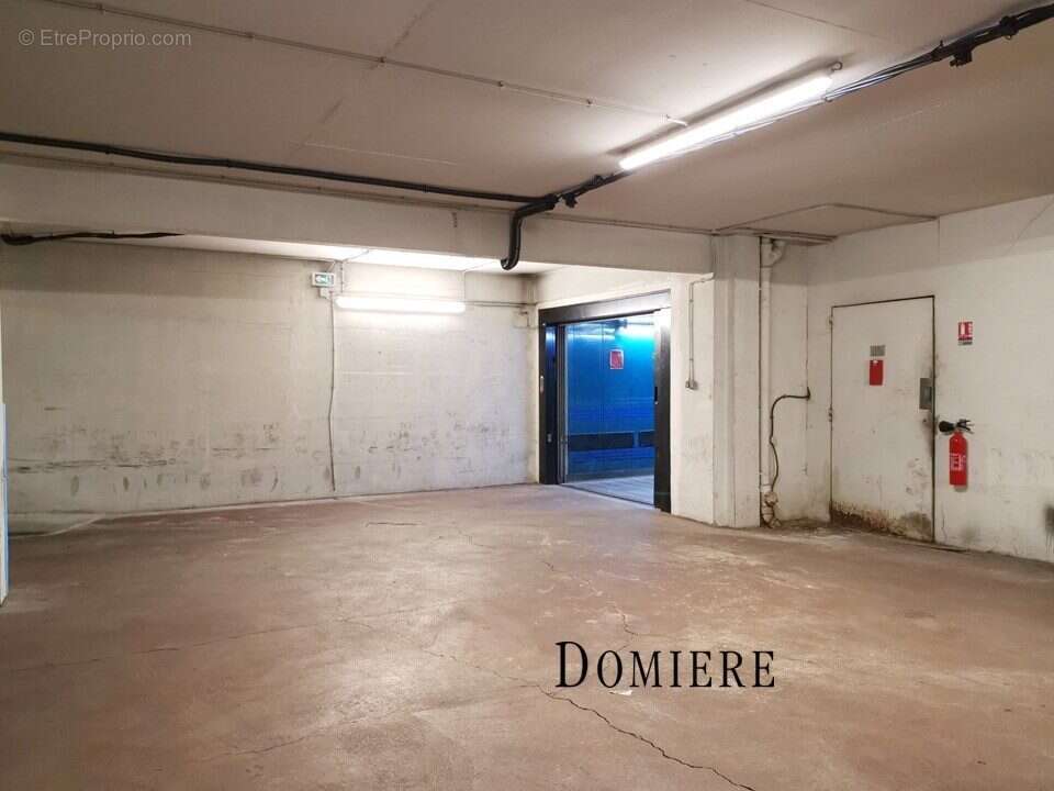 Parking à PARIS-17E