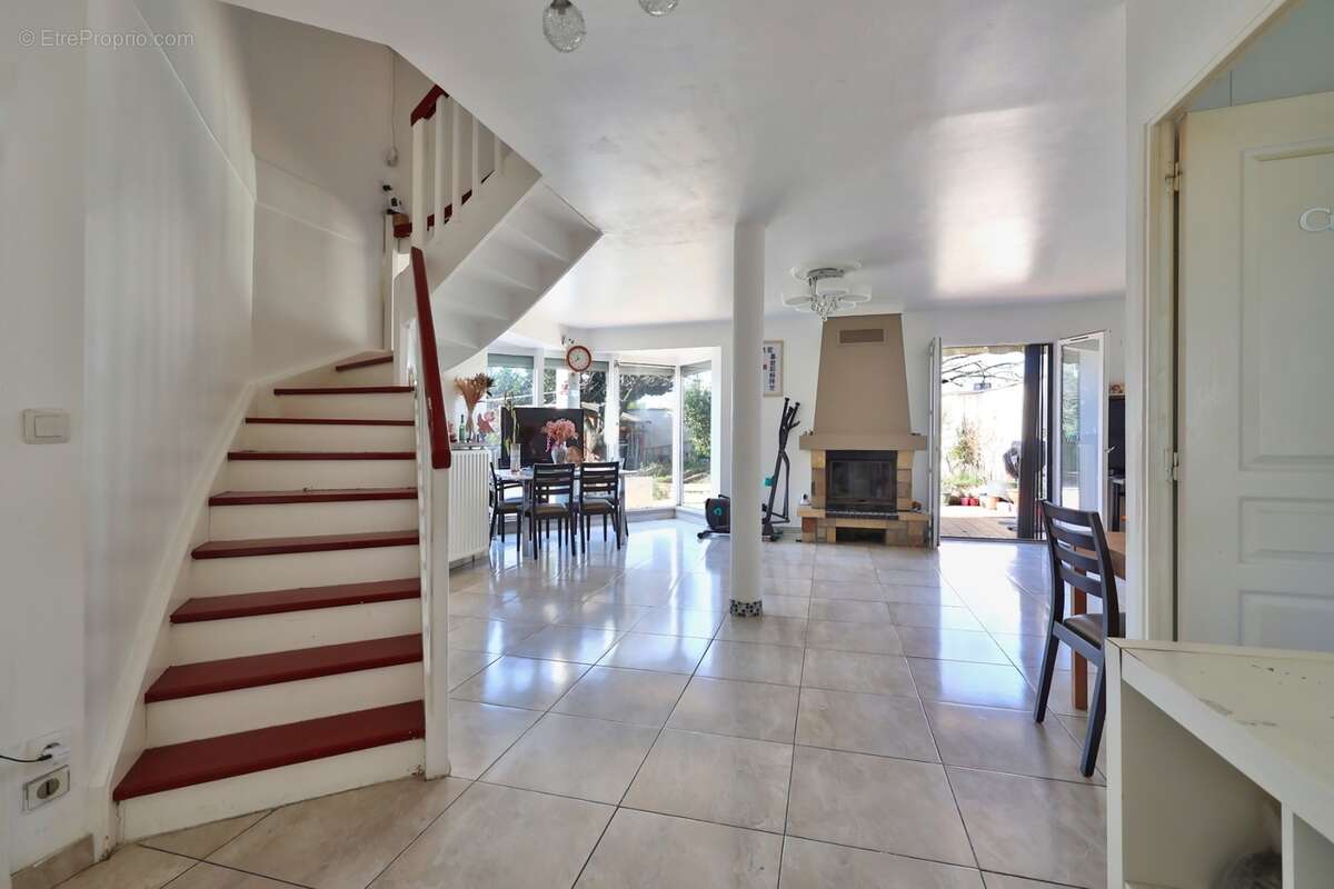 Maison individuelle avec garage à vendre 6 pièces VENISSIEUX (69) - photo 6