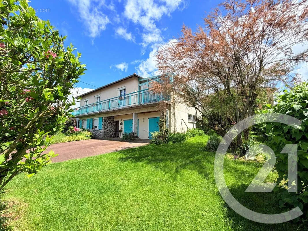 Maison 107 m² à Jussac  - photo 2