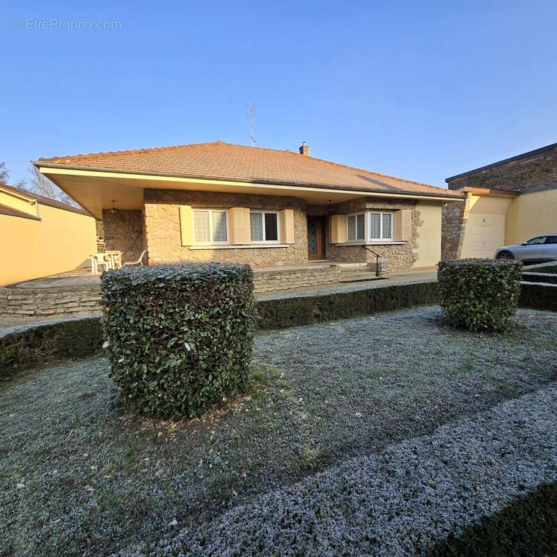Maison à BAGE-LE-CHATEL