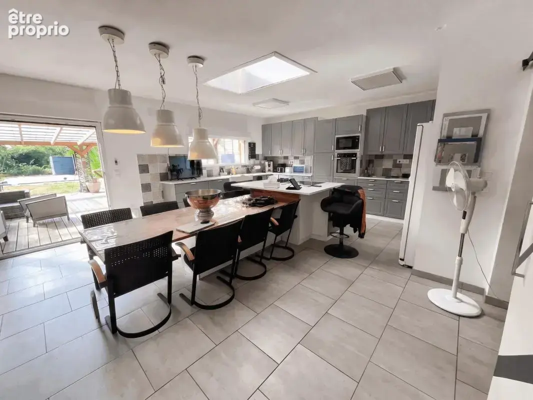  PRESTIGE & ESPACE : Splendide Maison Loft de 251 m² avec 5 Chambres, Jardin, Garage, Piscine  ‍ - photo 5