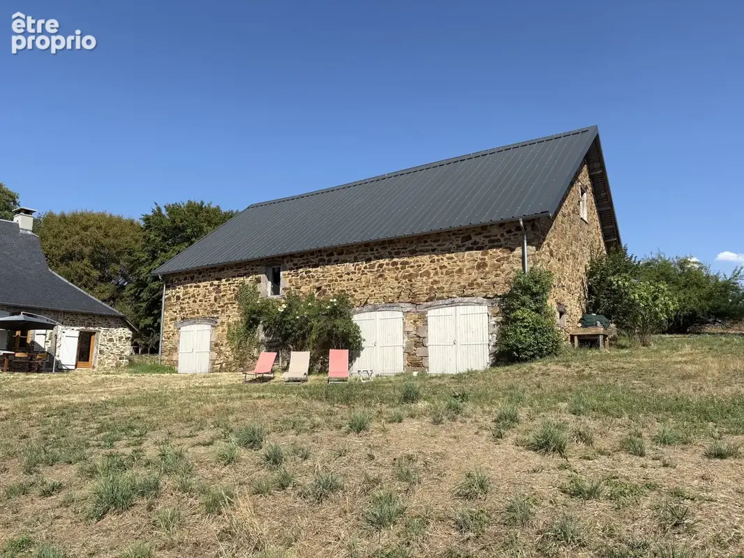 Beyssac : Fermette avec maison d'habitation, grange Auvergnate avec grand espace studio et 1,54 hectares du te - photo 10