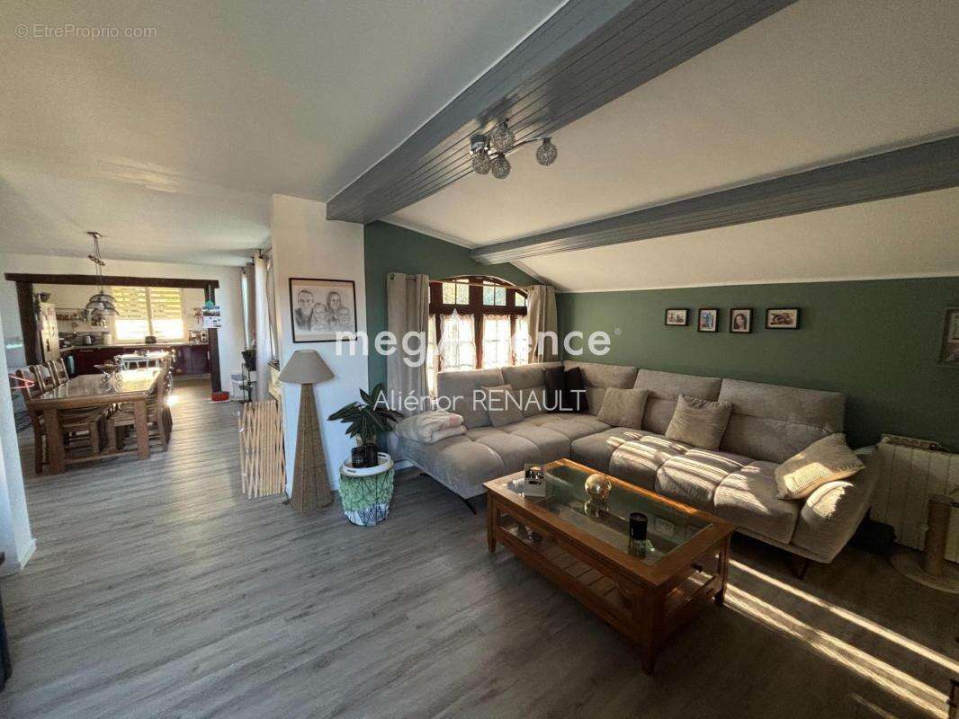 Maison à SAINTE-FOY-DE-LONGAS