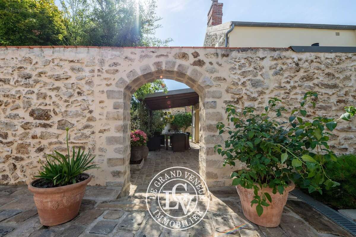 Proche barbizon - propriété traditionnelle et dépendance - 4 chambres - garage double - cave - piscine - jardin paysager - photo 14