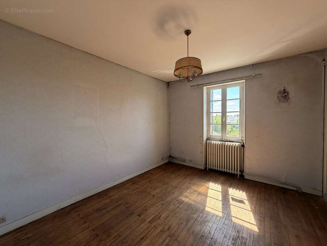 Maison de ville avec garage et beau potentiel au cœur de Ruffec - photo 13