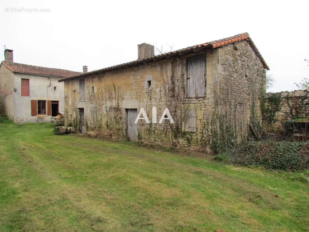 Maison à LES ADJOTS