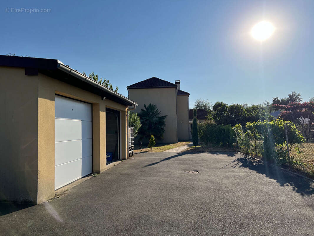 Maison familiale prête à vivre - 4 chambres - piscine - double garage - photo 11