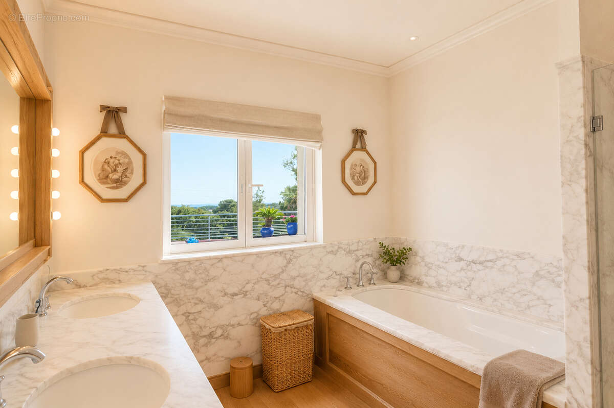 A vendre villa vue mer avec 3 chambres et piscine a saint aygulf - photo 12