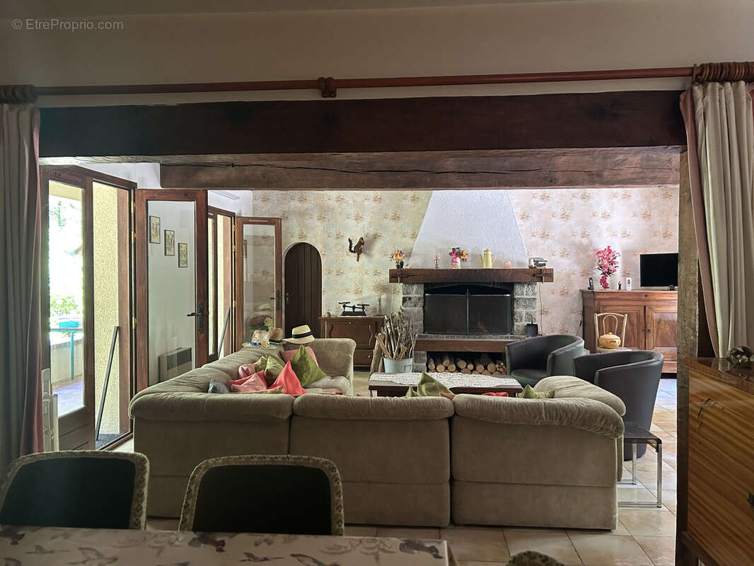 Propriété boisée, close, sans voisins proches : maison avec tourelle, garage - photo 8