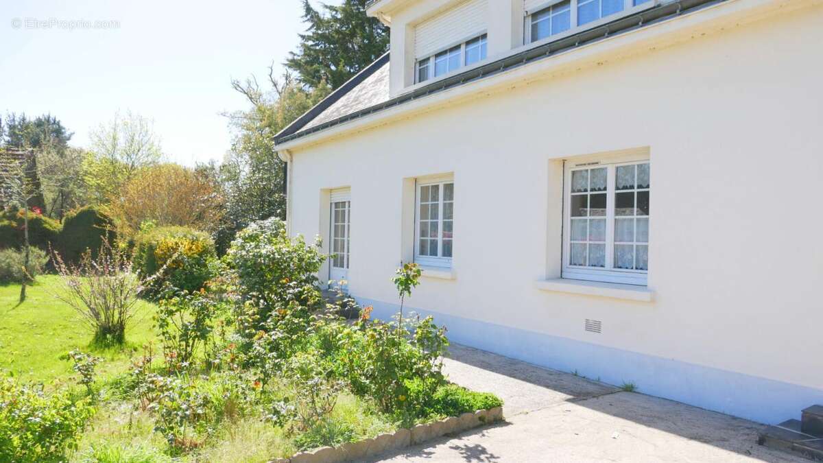 Maison à rénover - 208 m² avec dépendances sur 2100 m² de terrain - Proche commerces et écoles - photo 2